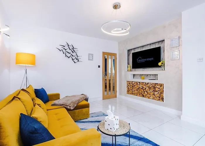 Stunning Home In Altrincham, Large Driveway, Sleeps 7, Perfect For Groups