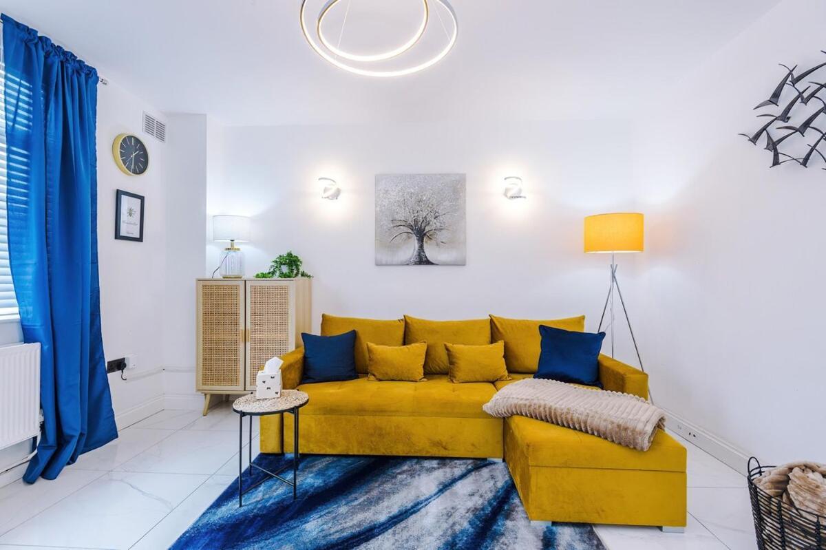 Apartment Stunning In Altrincham, Large Driveway, Sleeps 7, Perfect For Groups *