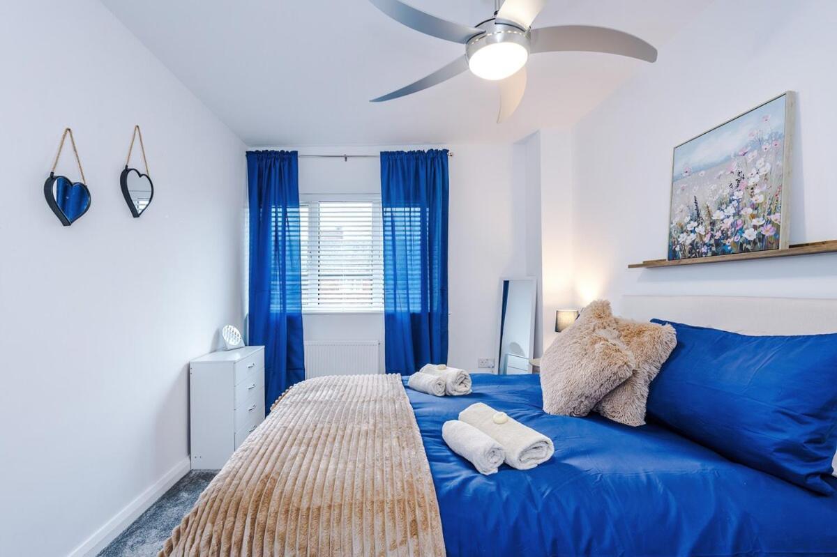 Apartment Stunning In Altrincham, Large Driveway, Sleeps 7, Perfect For Groups *