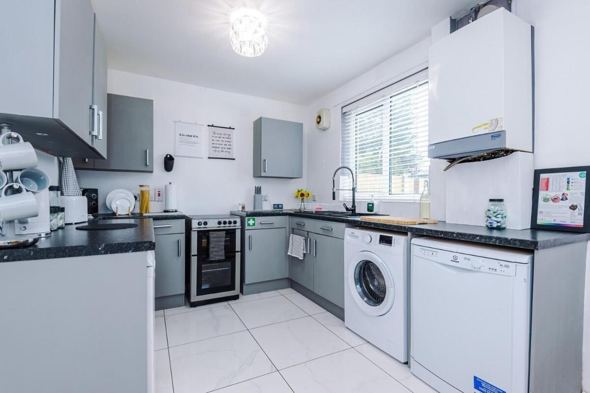 Stunning In Altrincham, Large Driveway, Sleeps 7, Perfect For Groups Apartment Manchester