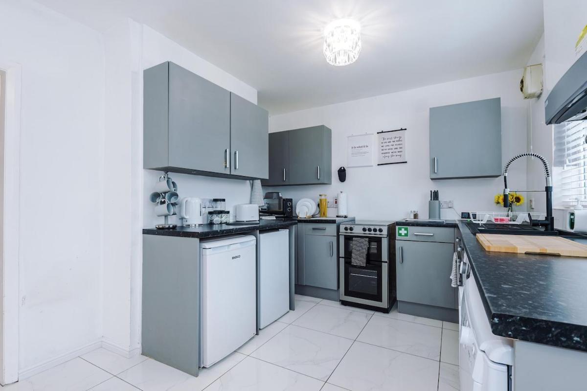 Stunning In Altrincham, Large Driveway, Sleeps 7, Perfect For Groups Apartment