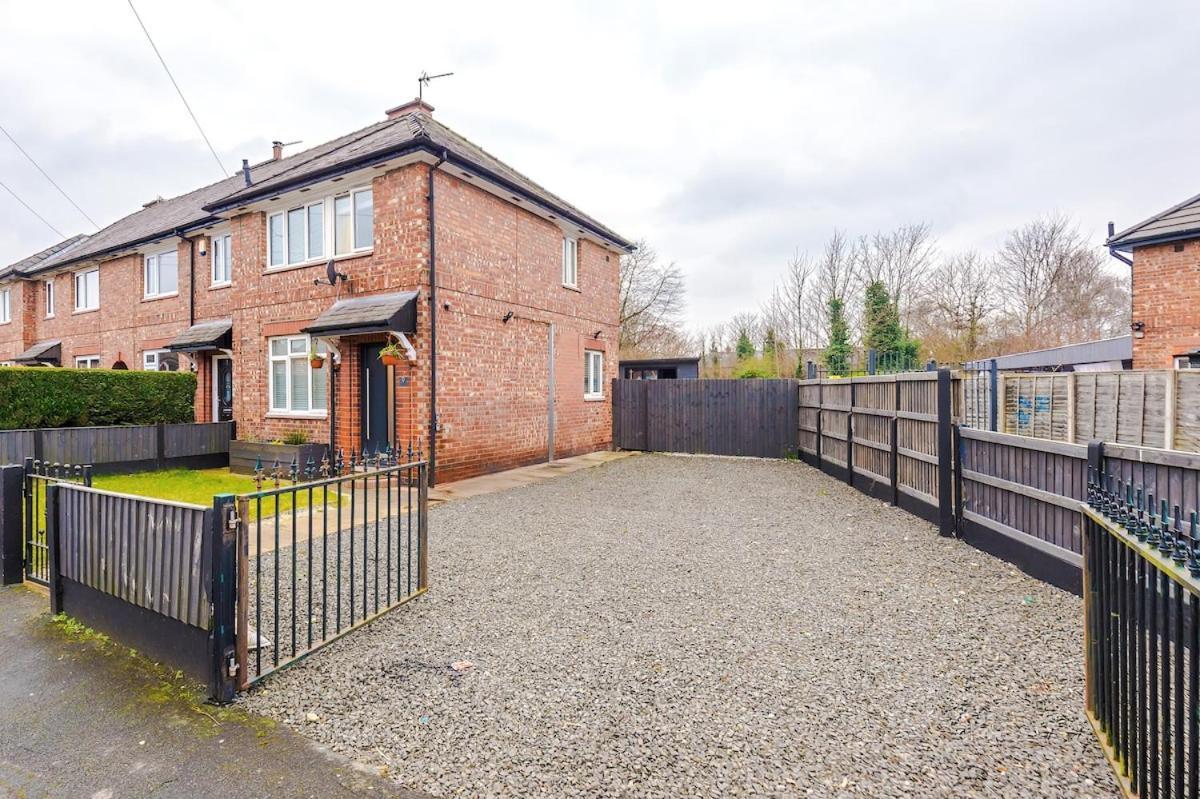 Apartment Stunning In Altrincham, Large Driveway, Sleeps 7, Perfect For Groups