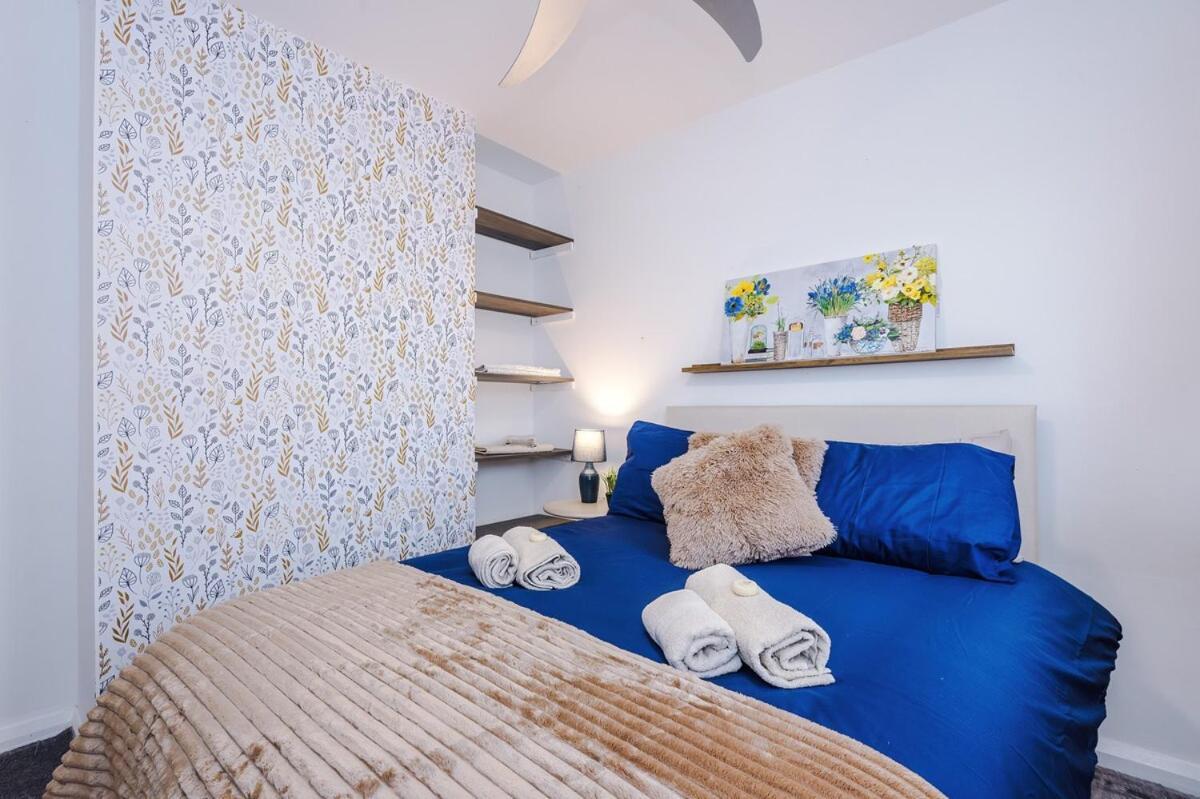 Apartment Stunning In Altrincham, Large Driveway, Sleeps 7, Perfect For Groups