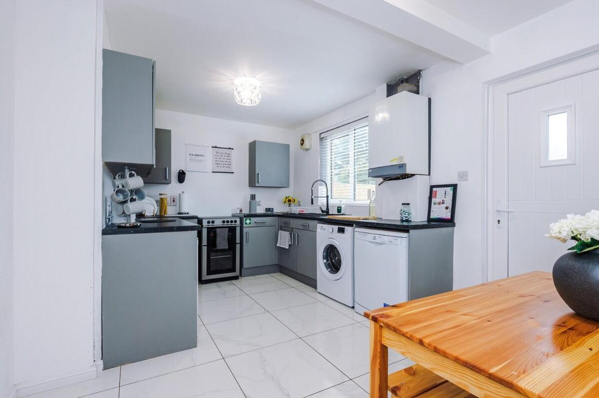 Stunning In Altrincham, Large Driveway, Sleeps 7, Perfect For Groups