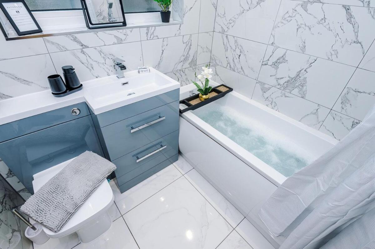 Apartment Stunning In Altrincham, Large Driveway, Sleeps 7, Perfect For Groups