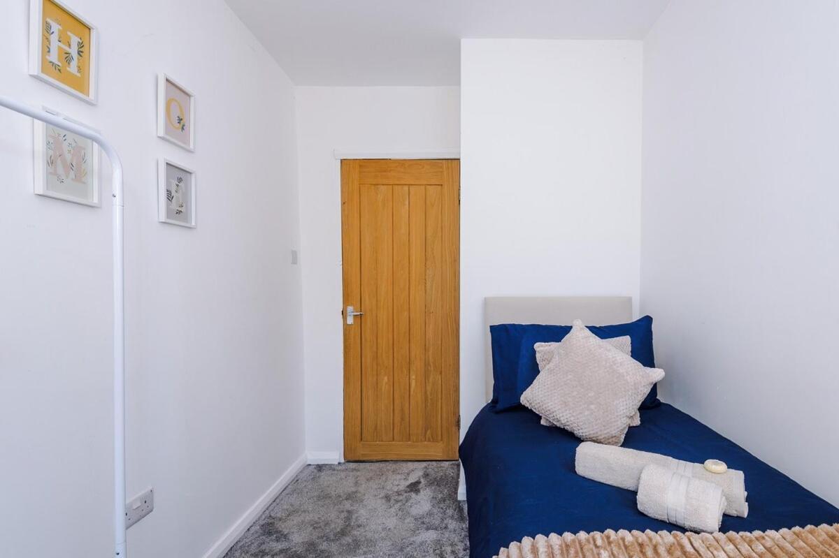 Stunning In Altrincham, Large Driveway, Sleeps 7, Perfect For Groups Apartment *
